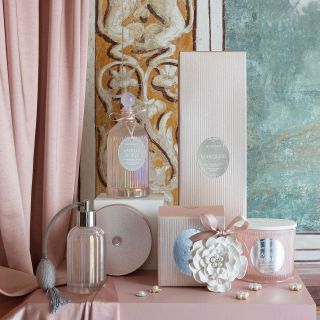 Vôňa domova! 🎀 Aj vaša obľúbená vôňa je “Marquise”? Tento rok ju ponúkame v limitovanej ružovej perleťovej farbe v...